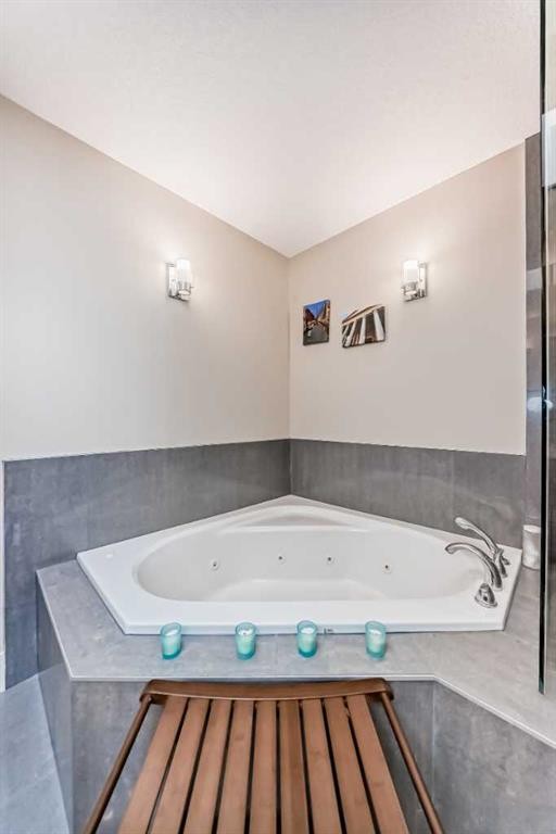 425 36 Avenue Nw, Calgary, AB - Indoor Photo Showing Bathroom
