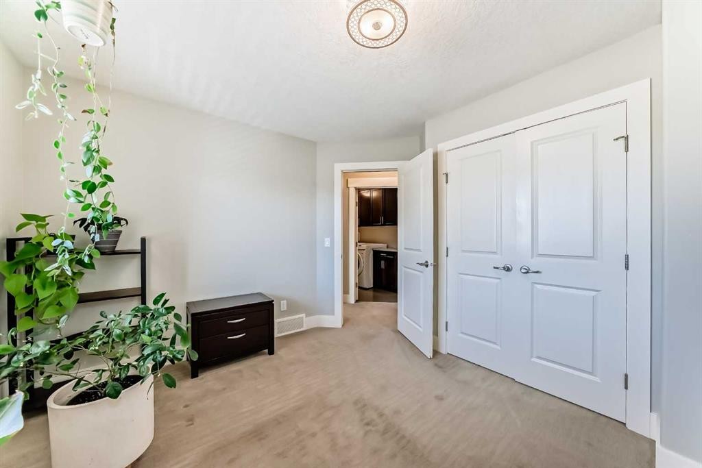 425 36 Avenue Nw, Calgary, AB - Indoor