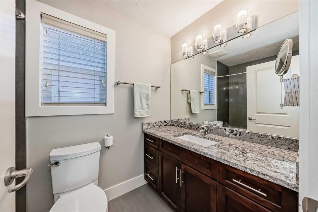 425 36 Avenue Nw, Calgary, AB - Indoor Photo Showing Bathroom