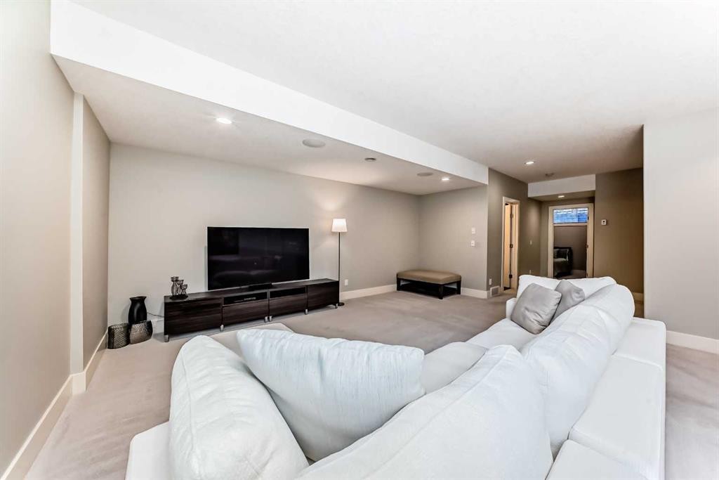 425 36 Avenue Nw, Calgary, AB - Indoor Photo Showing Other Room