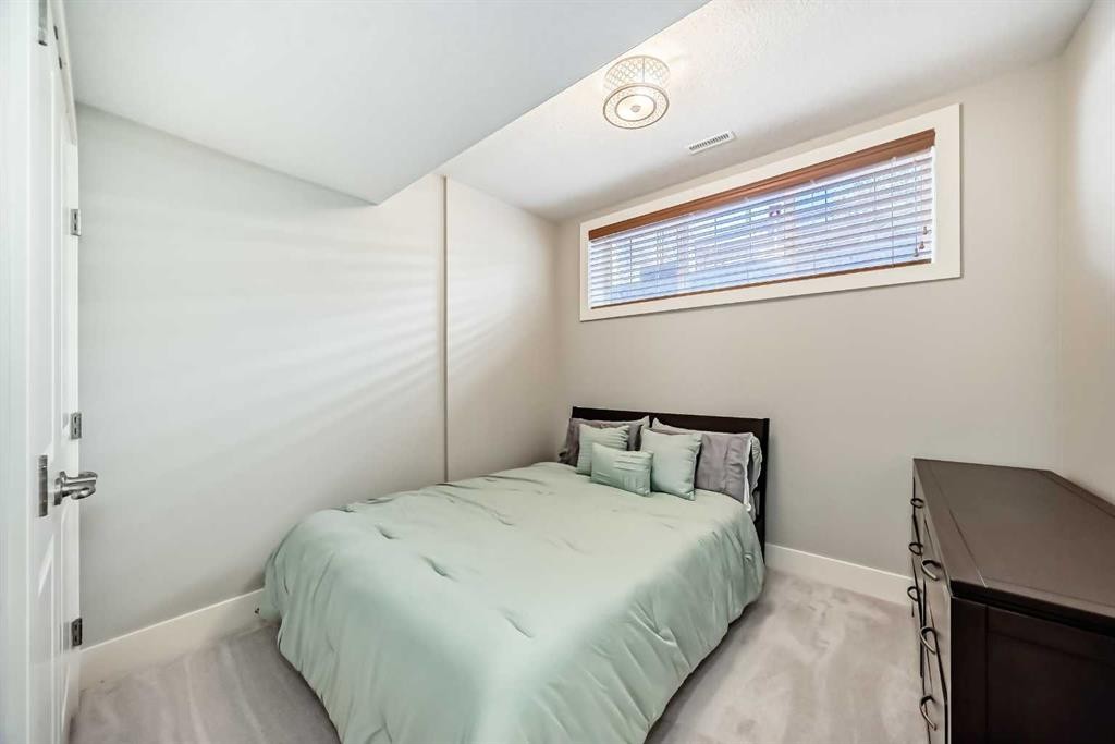 425 36 Avenue Nw, Calgary, AB - Indoor Photo Showing Bedroom