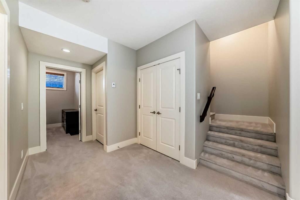425 36 Avenue Nw, Calgary, AB - Indoor Photo Showing Other Room