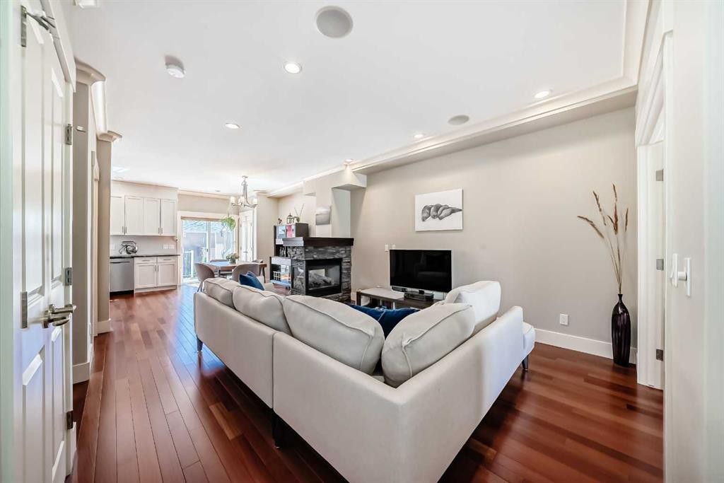 425 36 Avenue Nw, Calgary, AB - Indoor Photo Showing Living Room With Fireplace