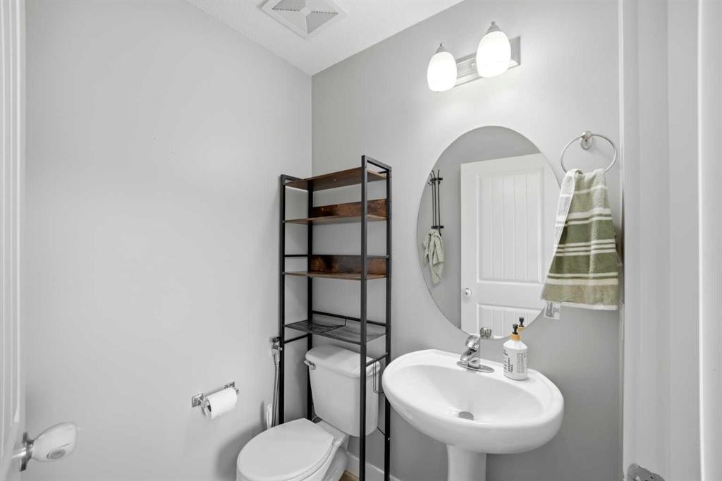39 Panora Square Nw, Calgary, AB - Indoor Photo Showing Bathroom