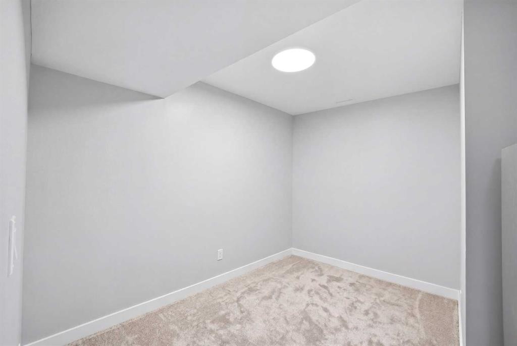 39 Panora Square Nw, Calgary, AB - Indoor Photo Showing Other Room