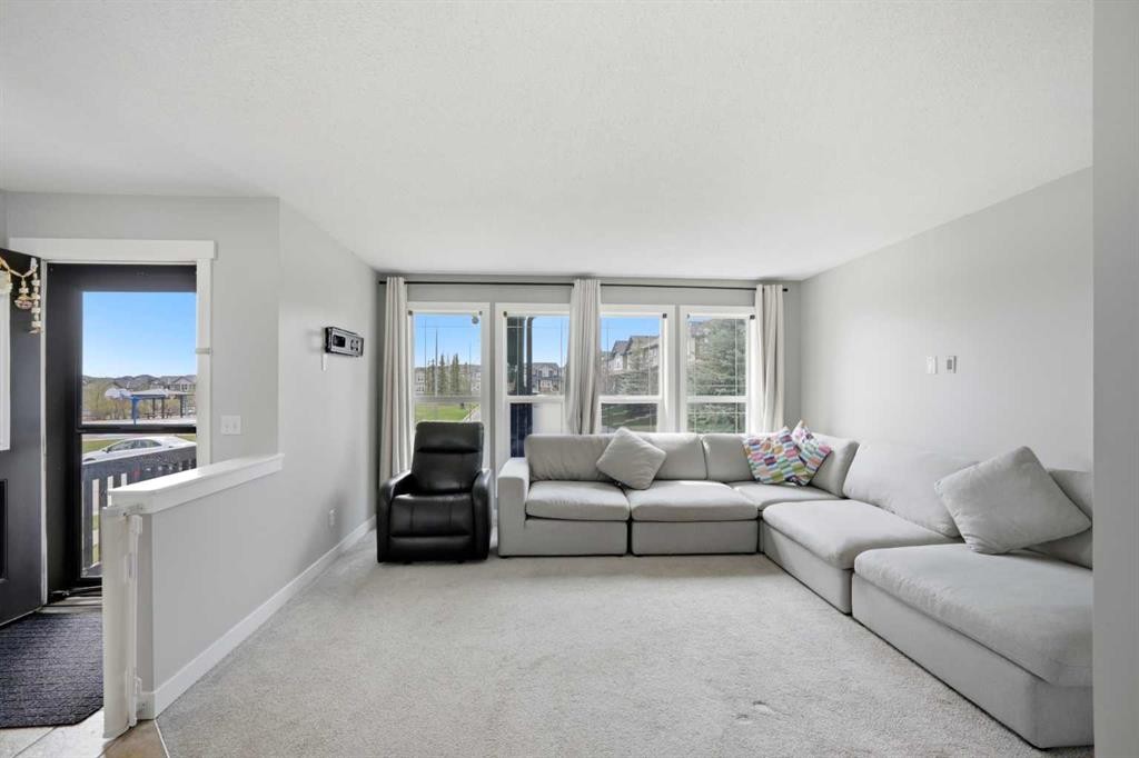 39 Panora Square Nw, Calgary, AB - Indoor Photo Showing Living Room