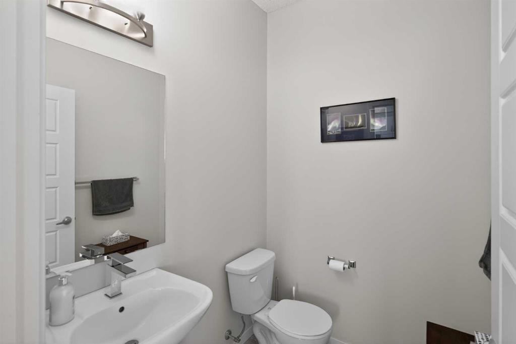 210 Nolanlake Villas Nw, Calgary, AB - Indoor Photo Showing Bathroom