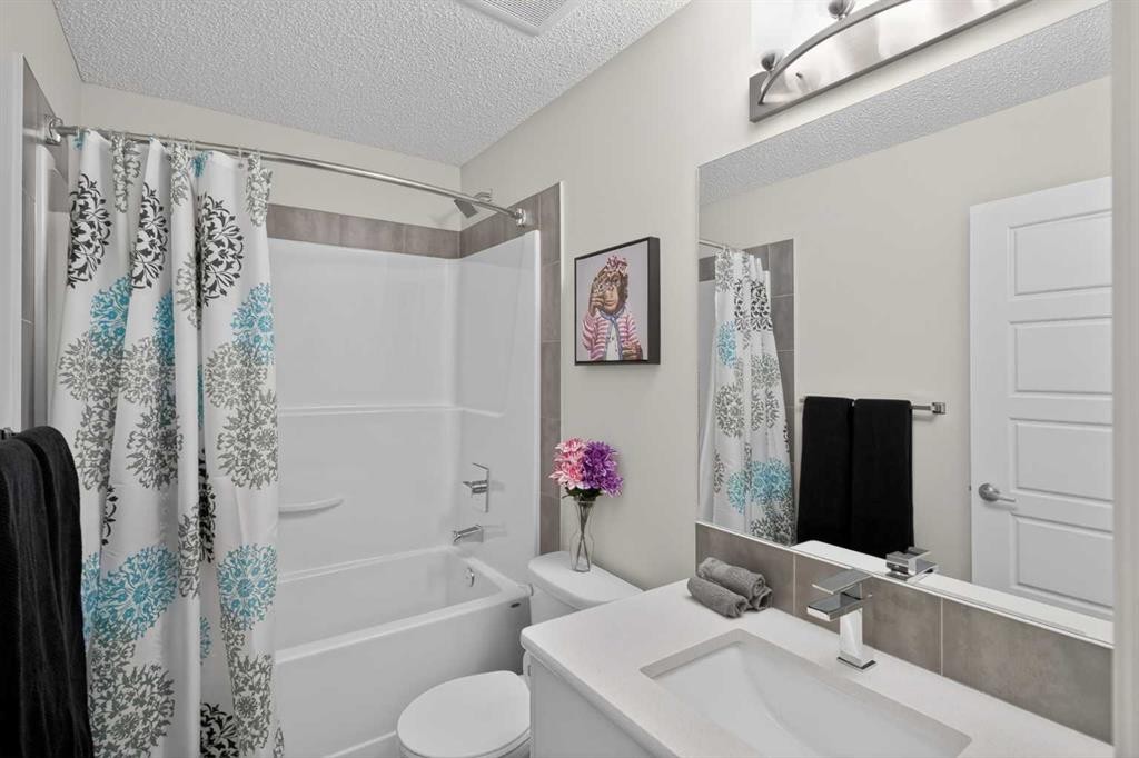 210 Nolanlake Villas Nw, Calgary, AB - Indoor Photo Showing Bathroom