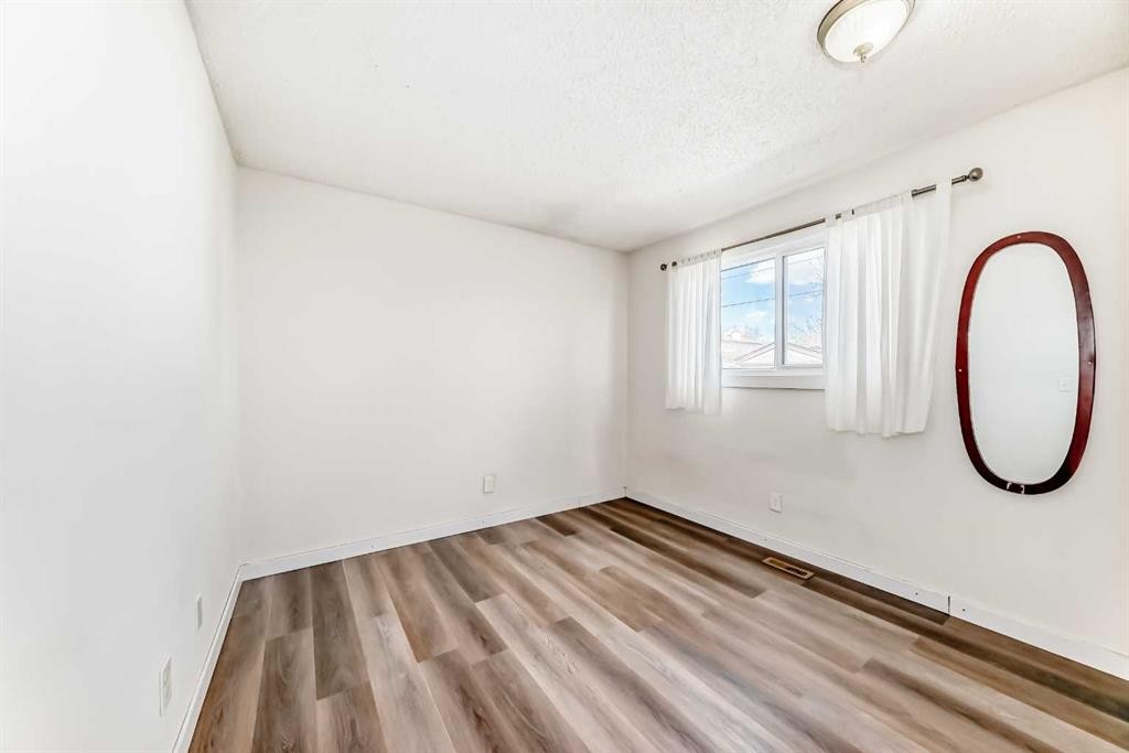 4208 58 Street Ne, Calgary, AB - Indoor Photo Showing Other Room