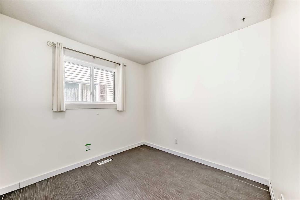 4208 58 Street Ne, Calgary, AB - Indoor Photo Showing Other Room
