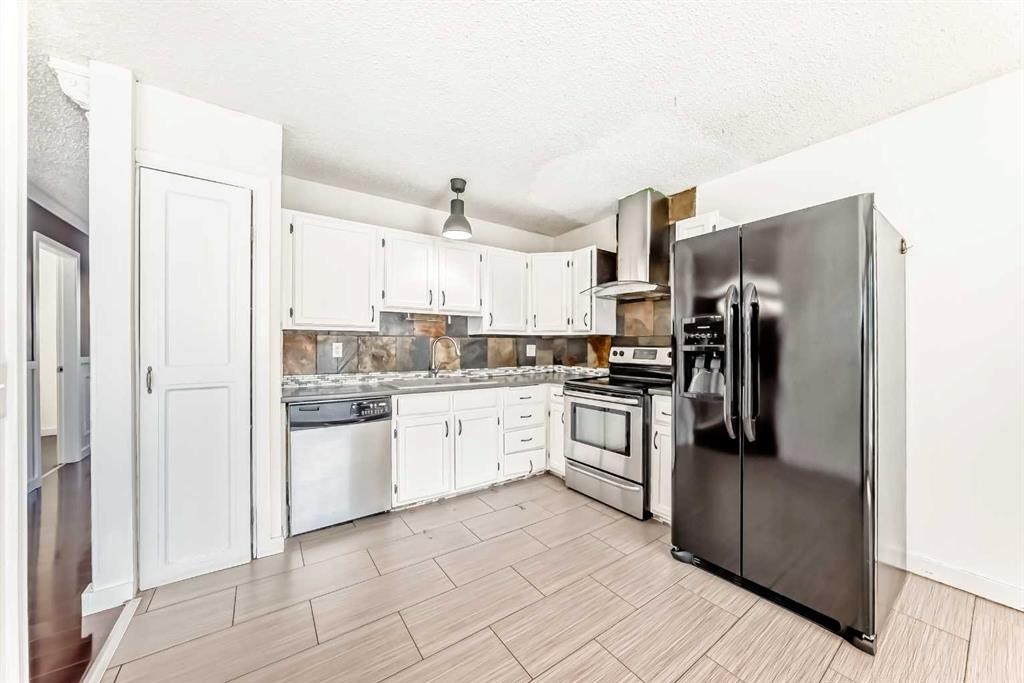 4208 58 Street Ne, Calgary, AB - Indoor Photo Showing Kitchen