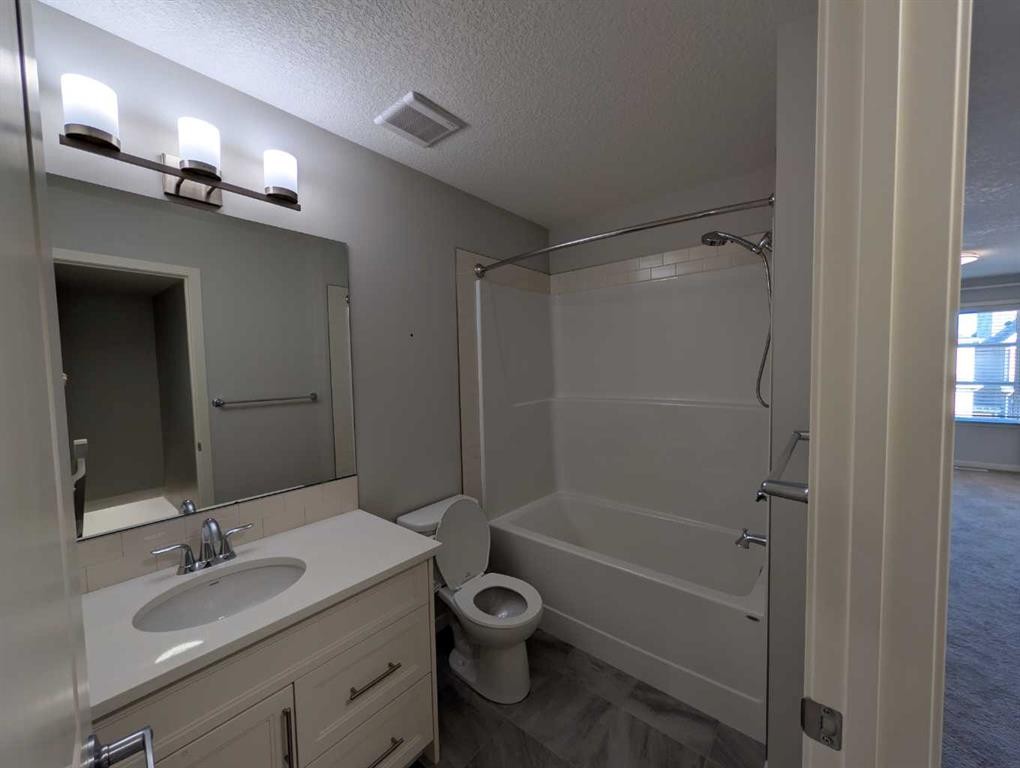 54 Seton Manor Se, Calgary, AB - Indoor Photo Showing Bathroom