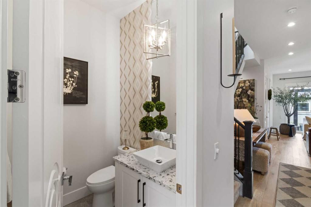 2012 49 Avenue Sw, Calgary, AB - Indoor Photo Showing Bathroom