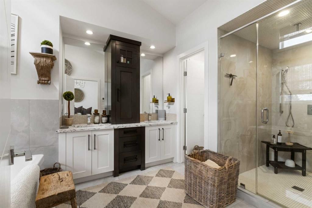 2012 49 Avenue Sw, Calgary, AB - Indoor Photo Showing Bathroom