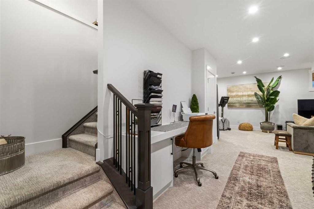 2012 49 Avenue Sw, Calgary, AB - Indoor