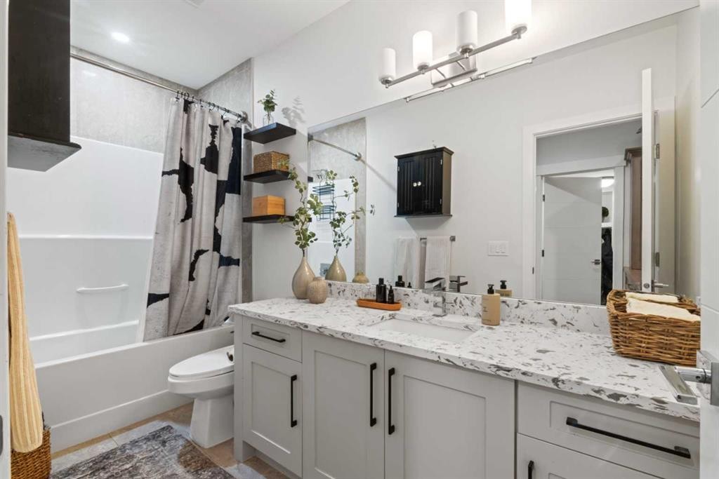 2012 49 Avenue Sw, Calgary, AB - Indoor Photo Showing Bathroom