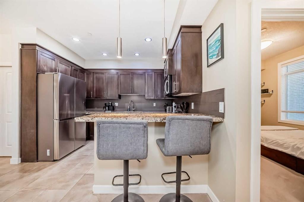 116-1005A Westmount Drive, Strathmore, AB - Indoor Photo Showing Kitchen With Upgraded Kitchen