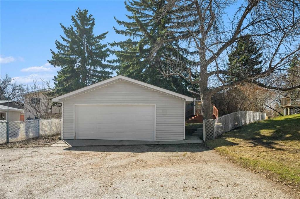 20 Brampton Crescent Sw, Calgary, AB - Indoor Photo Showing Garage