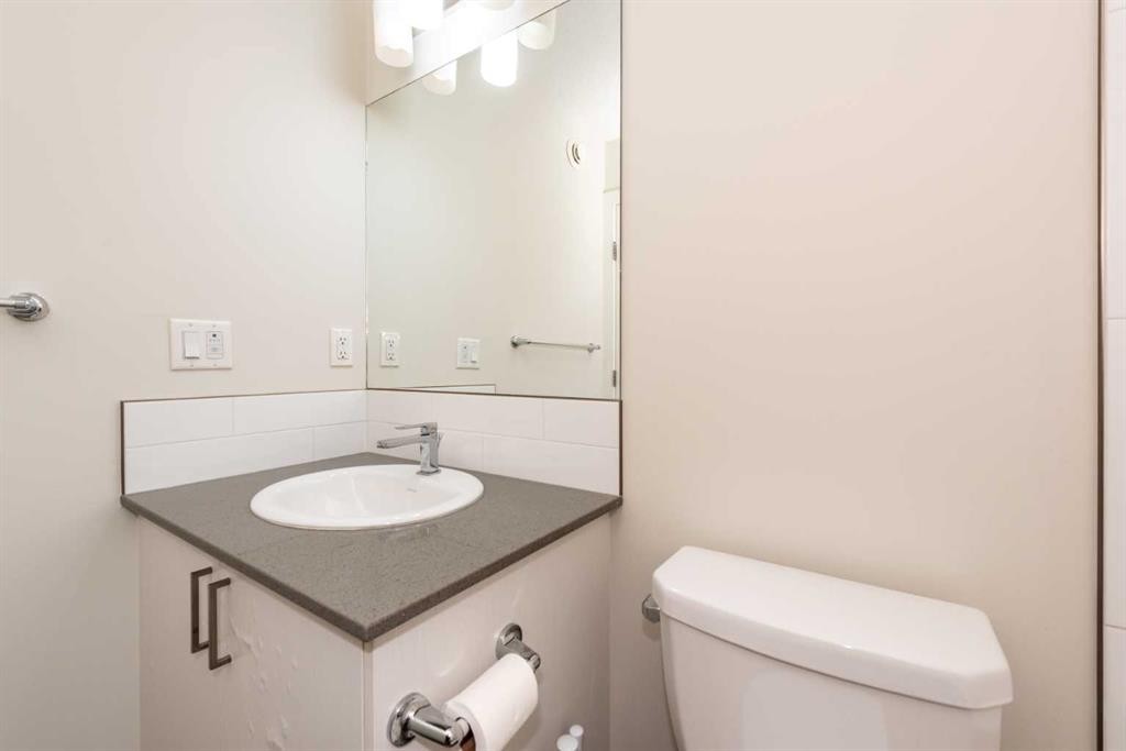 428 Cranbrook Square Se, Calgary, AB - Indoor Photo Showing Bathroom