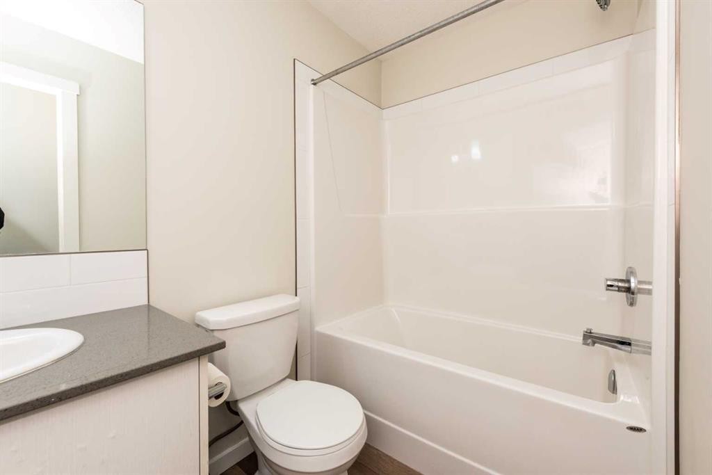 428 Cranbrook Square Se, Calgary, AB - Indoor Photo Showing Bathroom