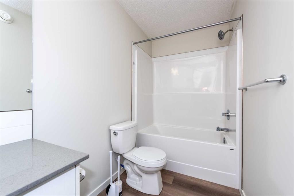 428 Cranbrook Square Se, Calgary, AB - Indoor Photo Showing Bathroom