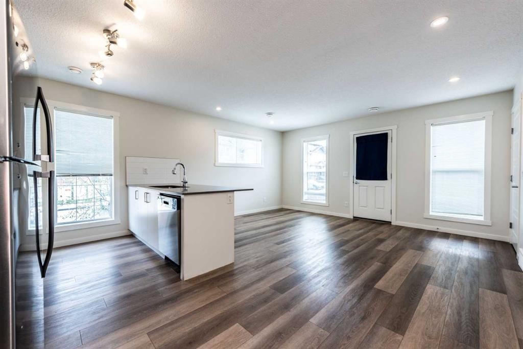 428 Cranbrook Square Se, Calgary, AB - Indoor Photo Showing Kitchen