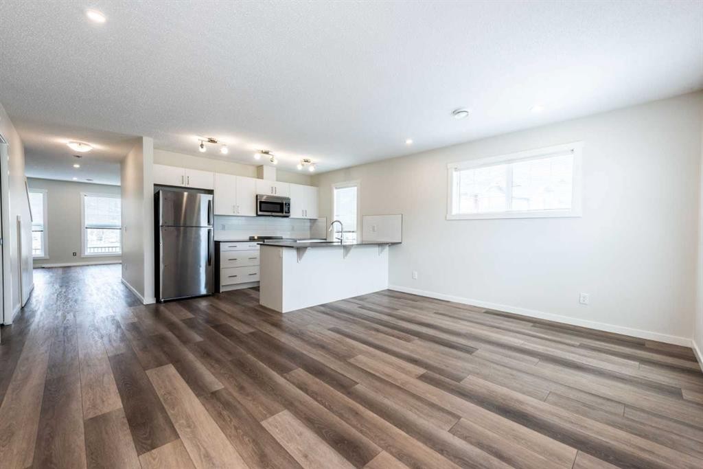 428 Cranbrook Square Se, Calgary, AB - Indoor Photo Showing Kitchen With Stainless Steel Kitchen