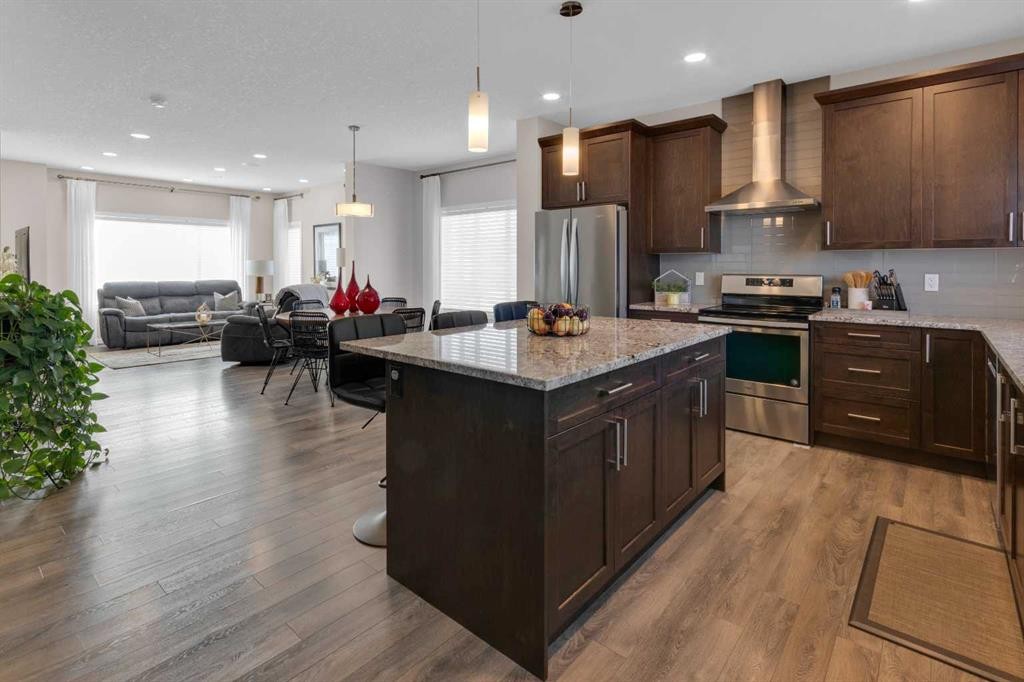 216 Sundown Road, Cochrane, AB - Indoor Photo Showing Kitchen With Upgraded Kitchen