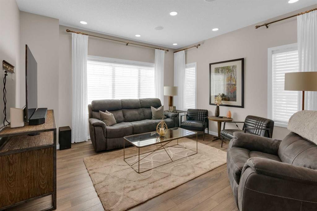216 Sundown Road, Cochrane, AB - Indoor Photo Showing Living Room