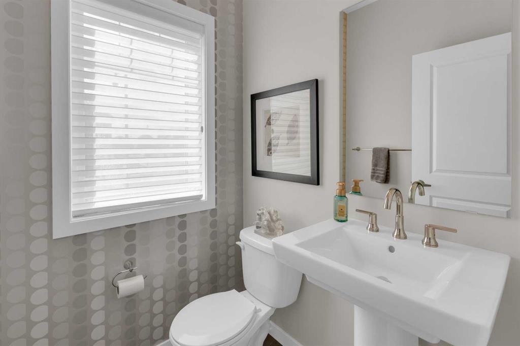 216 Sundown Road, Cochrane, AB - Indoor Photo Showing Bathroom