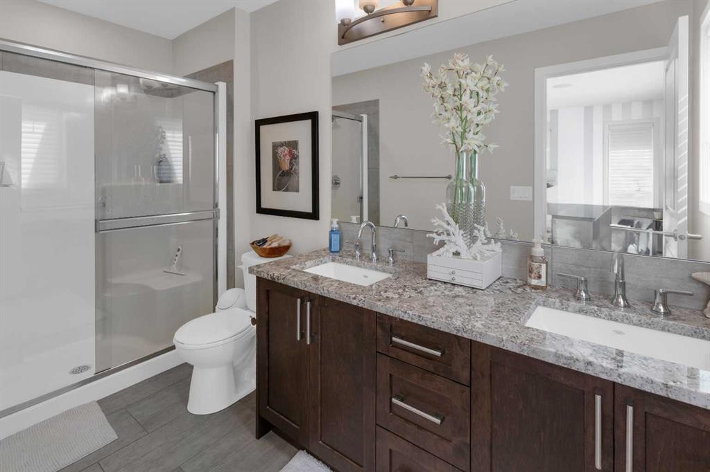 216 Sundown Road, Cochrane, AB - Indoor Photo Showing Bathroom
