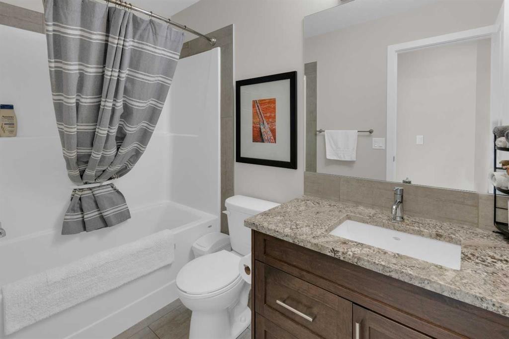 216 Sundown Road, Cochrane, AB - Indoor Photo Showing Bathroom