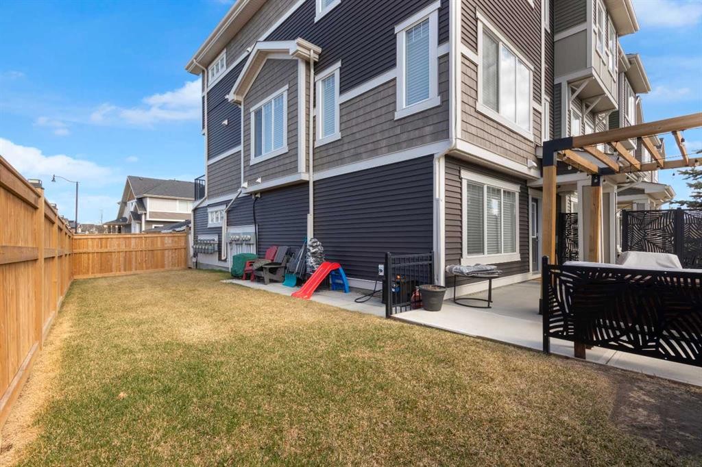 216 Sundown Road, Cochrane, AB - Outdoor With Exterior