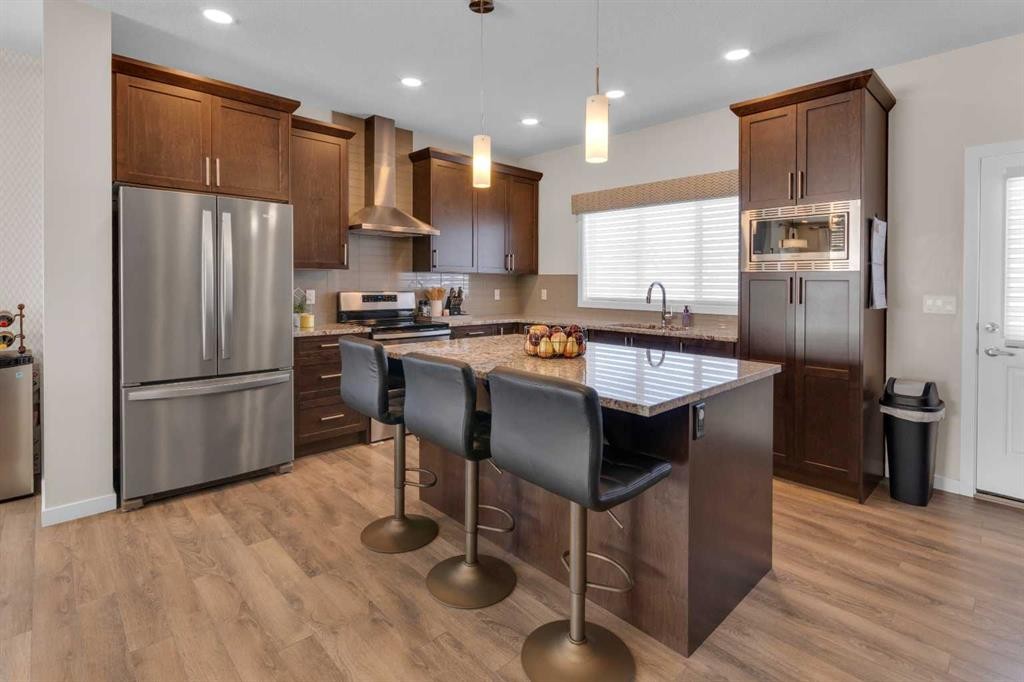 216 Sundown Road, Cochrane, AB - Indoor Photo Showing Kitchen With Upgraded Kitchen