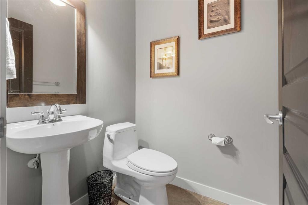 88 Crestridge Way Sw, Calgary, AB - Indoor Photo Showing Bathroom