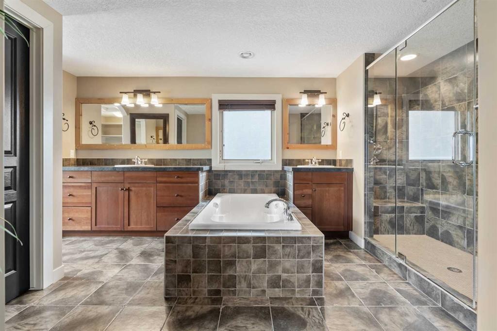 88 Crestridge Way Sw, Calgary, AB - Indoor Photo Showing Bathroom