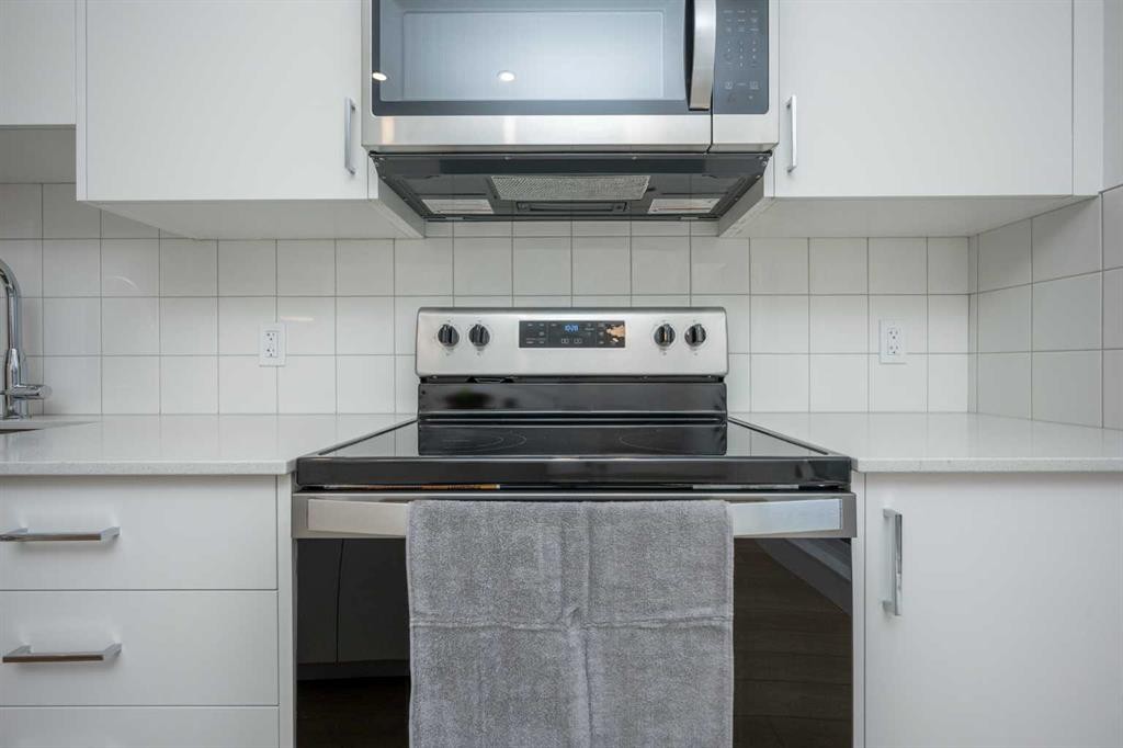 302-8535 19 Avenue Se, Calgary, AB - Indoor Photo Showing Kitchen