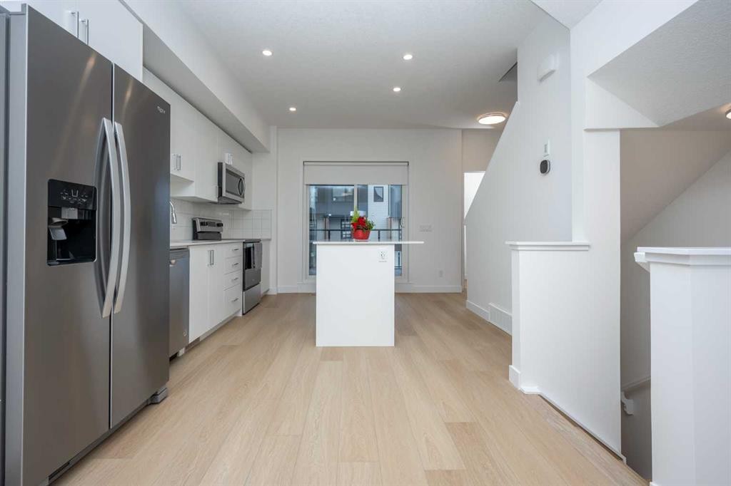 302-8535 19 Avenue Se, Calgary, AB - Indoor Photo Showing Kitchen