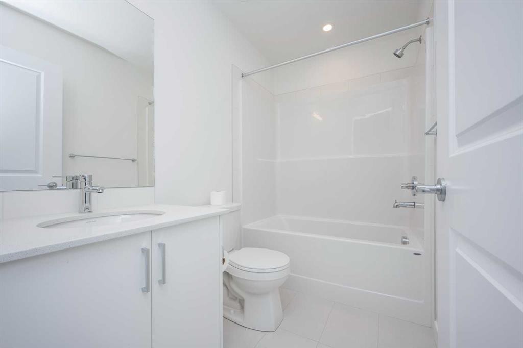 302-8535 19 Avenue Se, Calgary, AB - Indoor Photo Showing Bathroom