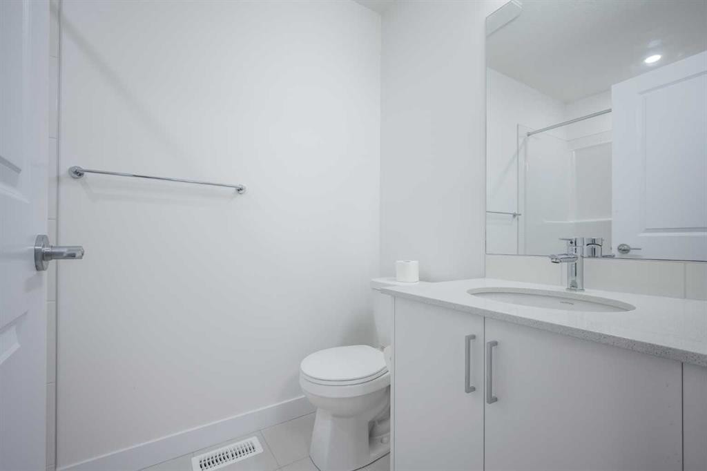 302-8535 19 Avenue Se, Calgary, AB - Indoor Photo Showing Bathroom