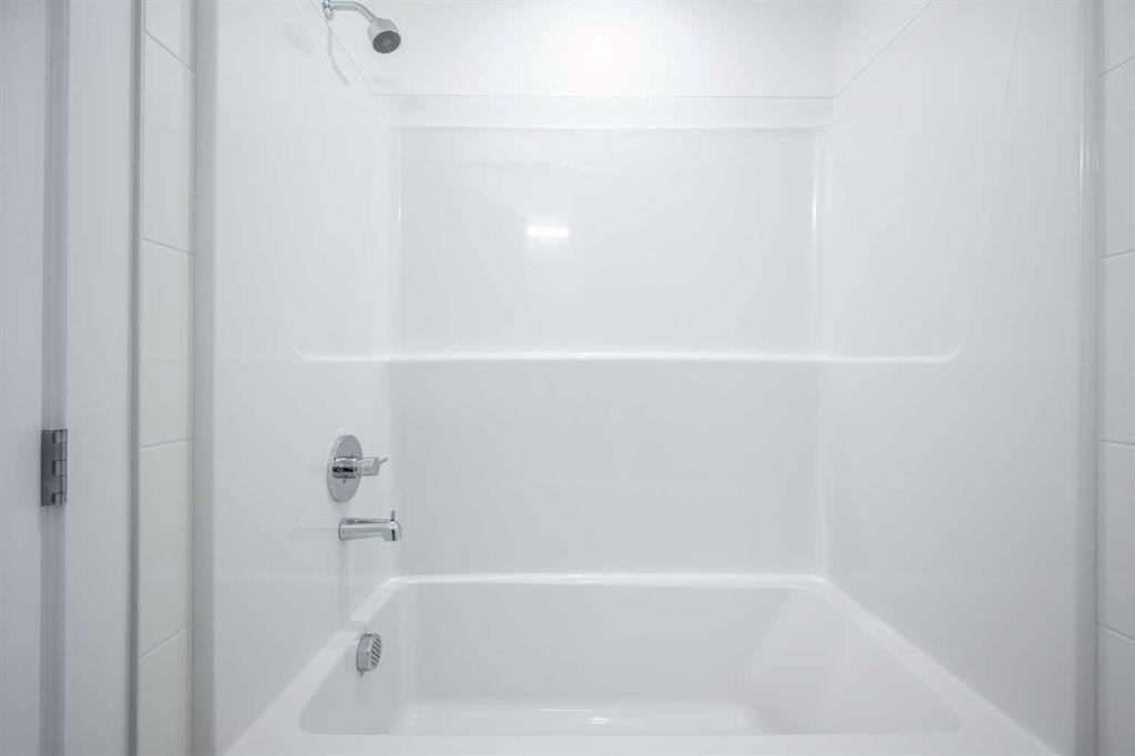 302-8535 19 Avenue Se, Calgary, AB - Indoor Photo Showing Bathroom