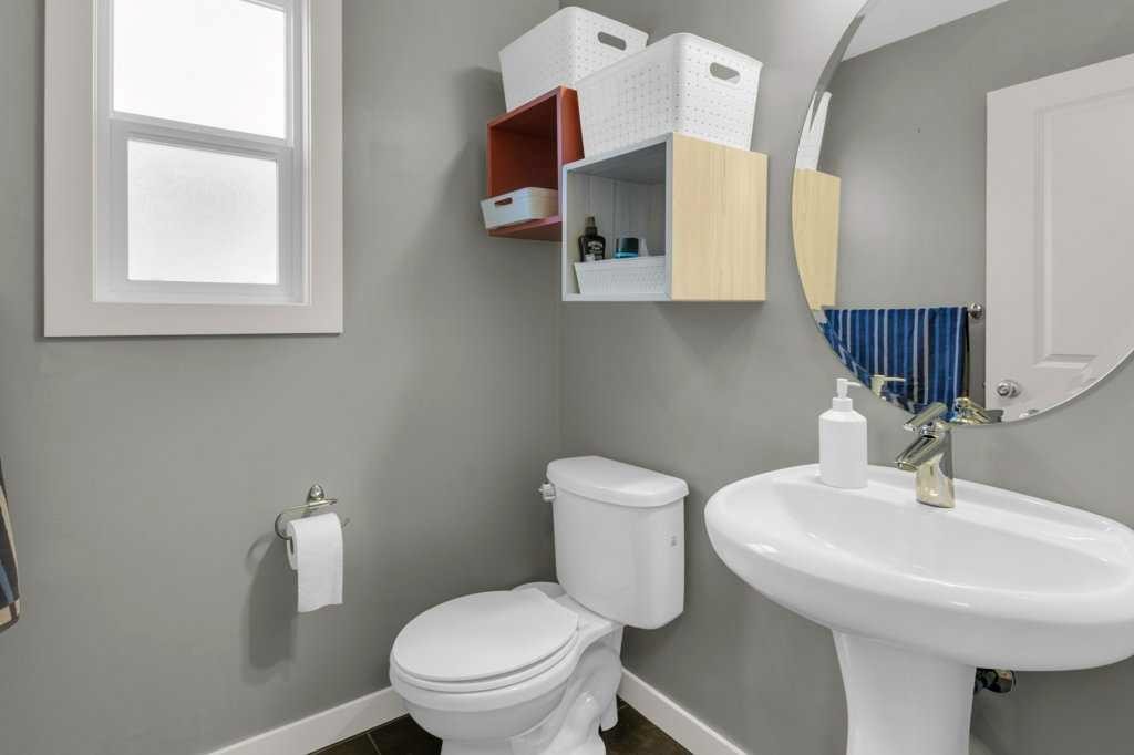 26 Heritage Landing, Cochrane, AB - Indoor Photo Showing Bathroom