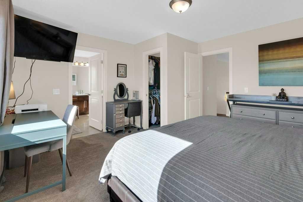 26 Heritage Landing, Cochrane, AB - Indoor Photo Showing Bedroom