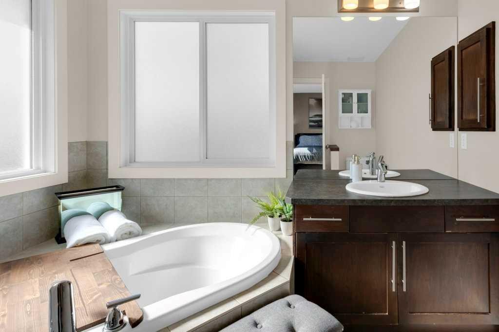 26 Heritage Landing, Cochrane, AB - Indoor Photo Showing Bathroom