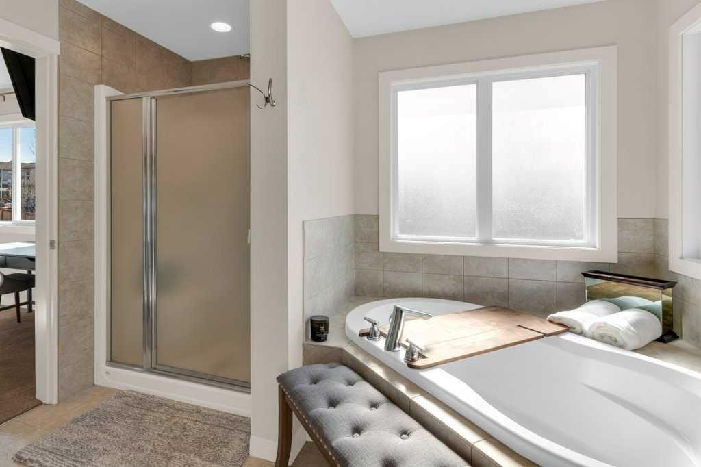 26 Heritage Landing, Cochrane, AB - Indoor Photo Showing Bathroom
