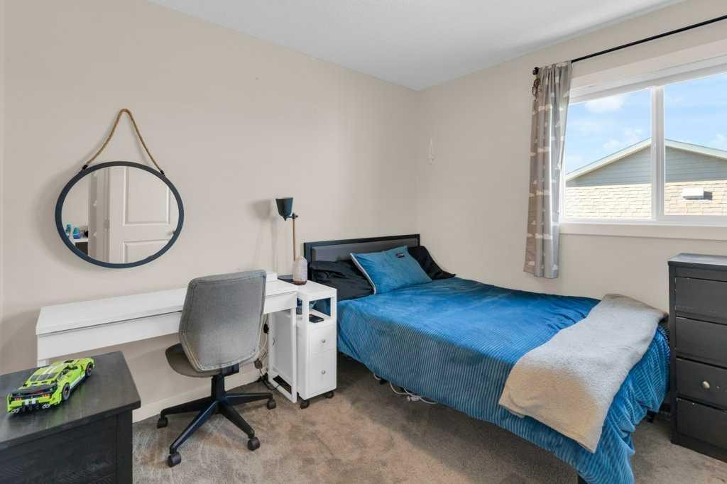 26 Heritage Landing, Cochrane, AB - Indoor Photo Showing Bedroom