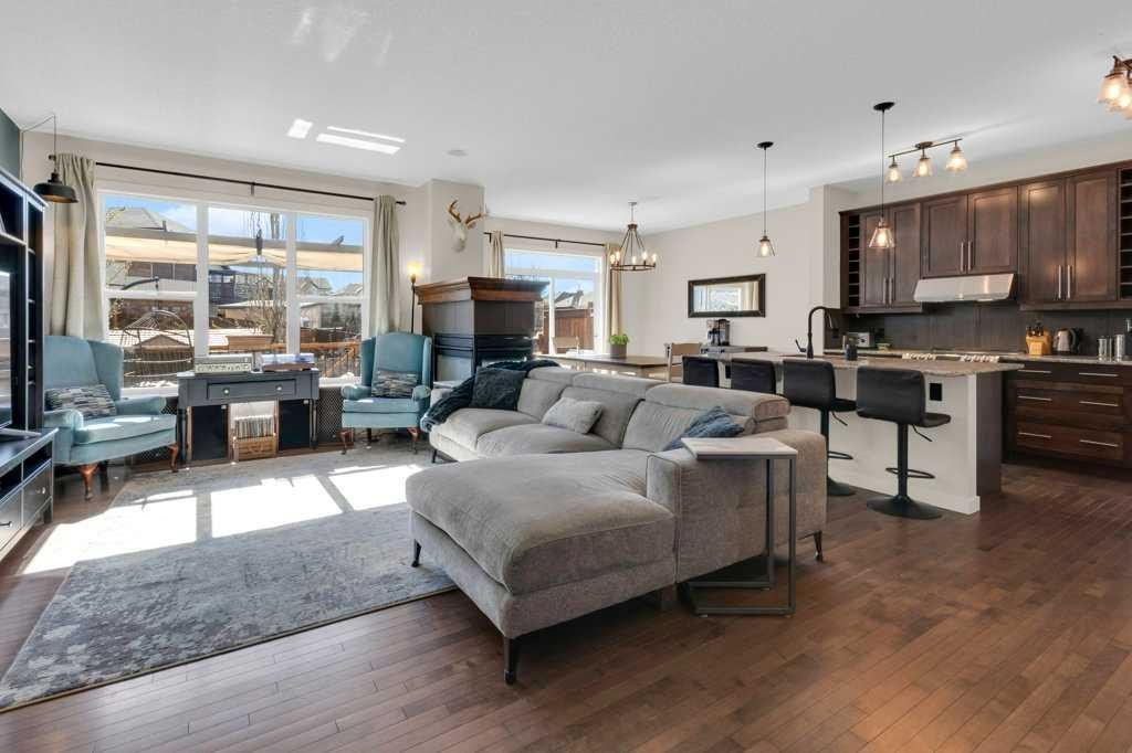 26 Heritage Landing, Cochrane, AB - Indoor Photo Showing Living Room