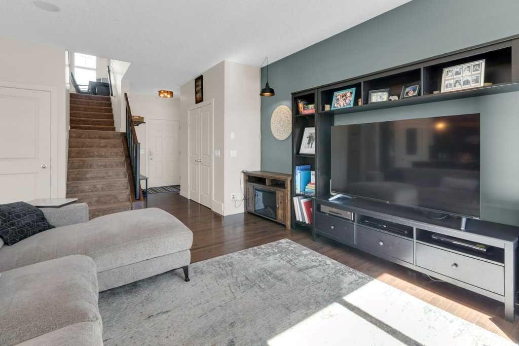 26 Heritage Landing, Cochrane, AB - Indoor Photo Showing Living Room