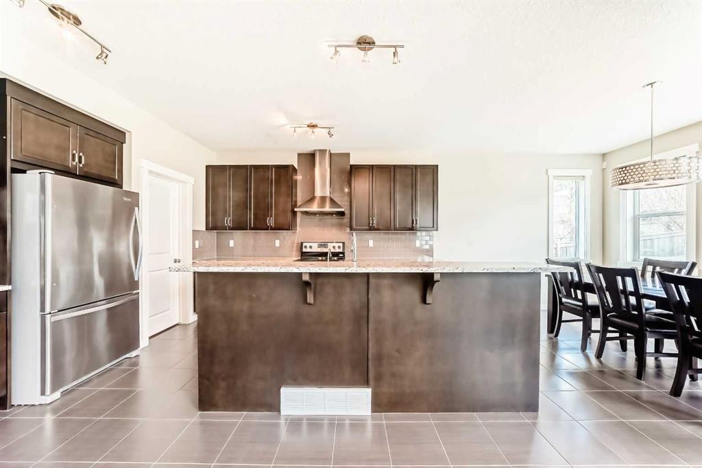 210 Stonemere Green, Chestermere, AB - Indoor Photo Showing Kitchen With Upgraded Kitchen
