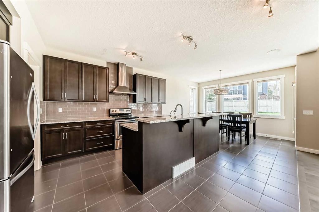 210 Stonemere Green, Chestermere, AB - Indoor Photo Showing Kitchen With Upgraded Kitchen